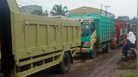 Macet di kawasan Jalan Tembesi-Sarolangun, Batanghari, Jambi, Kamis (2/3/2023). (Liputan6.com/ Ist)