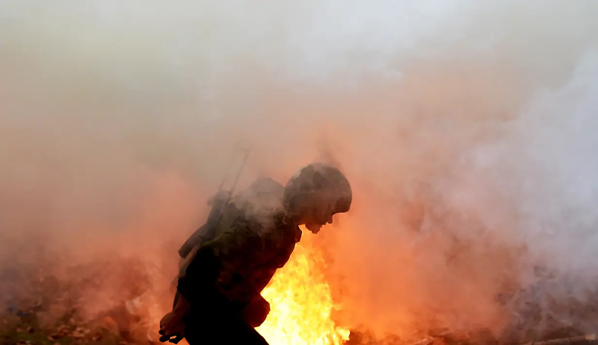 Tentara Kementerian Dalam Negeri Belarus ikut serta dalam ujian kualifikasi memperoleh 'Madder Beret' di desa Volovshchina, Minsk, Selasa (23/10). Madder Beret, simbol bergengsi atas pencapaian tertinggi dalam pelatihan tempur Belarus. (Sergei GAPON/AFP)