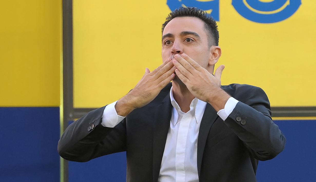 Xavi Hernandez, mantan kapten Barcelona kembali menjejakkan kaki di Camp Nou pada Senin (8/11/2021) malam WIB. Ia datang tak lagi sebagai pemain, namun sebagai pelatih yang dituntut menjadi juru selamat dalam keterpurukan Barcelona saat ini. (AFP/Lluis Gene)