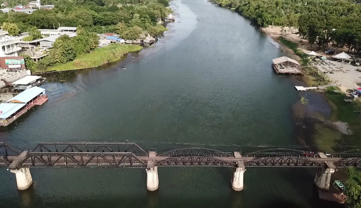 Jembatan di atas Sungai Kwai, bagian paling terkenal dari "Death Railway" di Kanchanaburi, Thailand pada 19 Agustus 2020. Saat Perang Dunia II, Jepang memaksa lebih dari 60.000 tahanan perang sekutu dan hampir 300.000 pekerja Asia Tenggara membangun jalur kereta tersebut. (Xinhua/Thana)