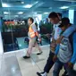 AW diamankan aparat hukum saat baru sampai di Bandara Internasional Sultan Mahmud Badaruddin (SMB) II Palembang (Dok. Humas BNNP Sumsel / Nefri Inge)