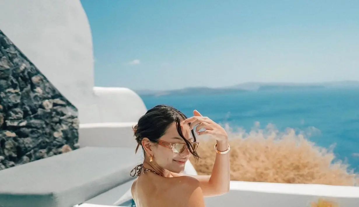 Tampil cantik dengan kacamata saat berenang, pesona Alyssa Daguise kian terpancar. Selain membuat penampilannya makin kece, kacamata yang bertengger di hidung mancung artis dengan nama lengkap Alyssa Paramitha Daguise ini tentunya melindungi mata indahnya dari sinar matahari langsung. (Liputan6/IG/@alyssadaguise)