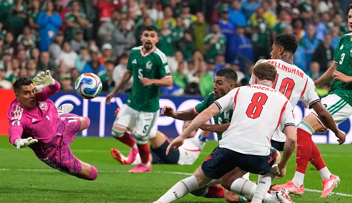 Pemain Inggris Jude Bellingham mencetak gol kedua timnya selama pertandingan sepak bola babak 16 besar Piala Dunia antara Meksiko dan Inggris di Mexico City, Minggu, 5 Juli 2026. (AP Photo/Natacha Pisarenko)