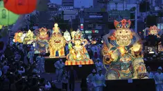 Sejumlah lampion berbentuk tokoh legenda setempat diarak saat Lotus Lantern Festival di Seoul, Korea Selatan, Sabtu (29/4). Parade ini bagian dari jelang perayaan ulang tahun Buddha yang jatuh pada 3 Mei 2017. (AP Photo / Lee Jin-man)