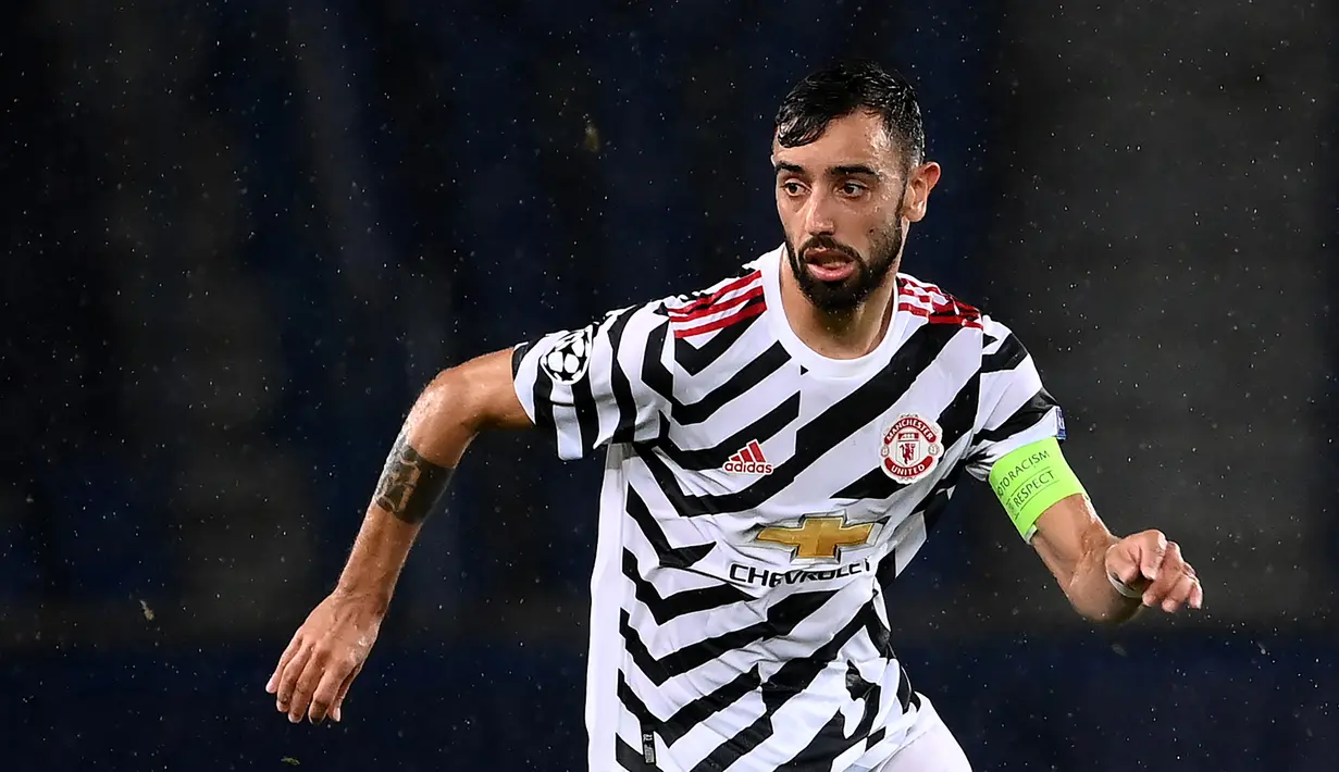 1. Bruno Fernandes (Manchester United) - Gelandang asal Portugal ini tampil impresif bersama Manchester United di fase grup Liga Champions musim ini. Bruno Fernandes telah menyumbangkan tiga gol dan satu assists dari lima laganya untuk The Red Devils. (AFP/Franck Fife)