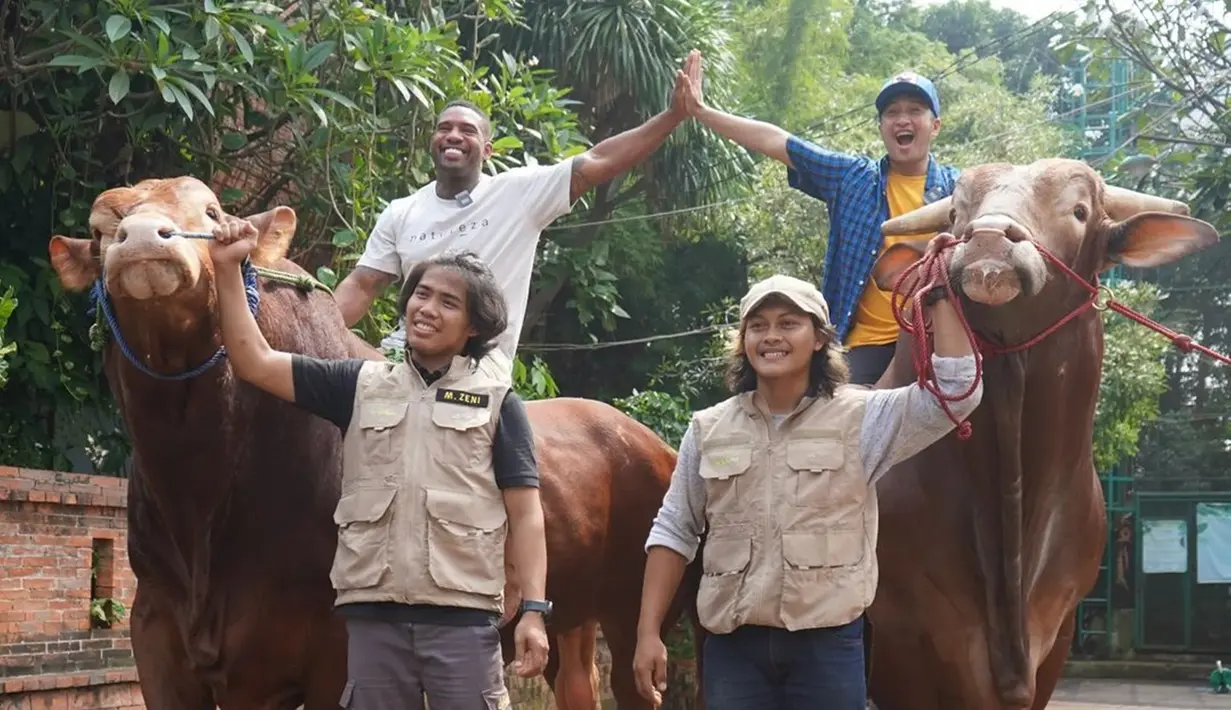 Irfan Hakim turut mengajak Tarzan untuk menunggangi Golden dan Wariso. Tarzan menaiki Golden dan Irfan Hakim menaiki Wariso. Kedunya terlihat begitu senang menaiki kedua hewan kurban tersebut. (Liputan6.com/IG/irfanhakim75)