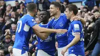 Kejutan dibuat Everton yang kini ditangani pelatih anyar Sean Dyche pada pekan ke-22 Liga Inggris 2022/2023 saat menjamu Sang pemuncak klasemen sementara Arsenal di Goodison Park, Sabtu (4/2/2023) malam WIB. Dalam laga debutnya, pelatih yang sebelumnya membesut Burnley ini mampu memimpin pasukannya menghentikan rentetan tak terkalahkan Arsenal dalam 13 laga di Liga Inggris dengan kemenangan tipis 1-0. Gol kemenangan The Toffees yang sekaligus mendongkrak posisi Everton dari zona degradasi dicetak oleh James Tarkowski pada menit ke-60 lewat sundulan kepala memanfaatkan umpan sepak pojok Dwight McNeill. (AP Photo/Jon Super)