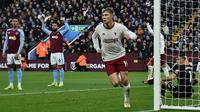 Pemain Manchester United Rasmus Hojlund (tengah) melakukan selebrasi setelah mencetak gol pembuka timnya saat pertandingan sepak bola Liga Premier Inggris melawan Aston Villa di Stadion Villa Park, Birmingham, Inggris, 11 Februari 2024. (AP Photo/Rui Vieira)