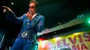 Peserta dari Malaysia, Bongo Jaim Lim pada final kontes menyanyikan lagu Elvis Persley di Manila, Filipina, Sabtu (19/8). Sejumlah peserta dari beberapa negara berpartispasi pada lomba yang pertama di Asia ini. (AP Photo/Bullit Marquez)