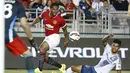 Gelandang Manchester United, Antonio Valenica (kiri) mencoba melewati hadangan pemain LA Galaxy, AJ DeLaGarza, saat berlaga di Rose Bowl, Kalifornia, (23/7/2014). (REUTERS/Lucy Nicholson)