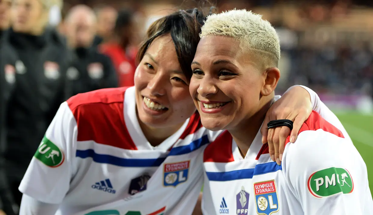 Saki Kumagai asal Jepang dan Shanice Van De Sanden asal Belanda bermain untuk klub yang sama yakni Olympique Lyonais. ( AFP/Guillaume Souvant )