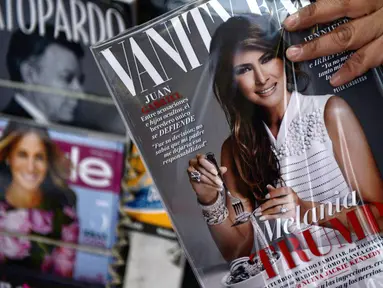 Majalah Vanity Fair Mexico edisi Februari, dengan cover bergambar Melania Trump di sebuah lapak di Meksiko, 30 Januari 2017. Melania berpose melilitkan berlian dengan menggunakan garpu layaknya akan menyantap spagheti. (PEDRO PARDO/AFP)