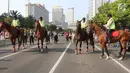 Polisi berkuda mengamankan Parade Asian Games 2018 di Jalan Thamrin, Jakarta, Minggu (13/5). Sejumlah pejabat negara hadir seperti Wakil Presiden RI Jusuf Kalla, Gubernur DKI Anies Baswedan dan Ketua Inasgoc, Erick Thohir.  (Liputan6.com/Arya Manggala)