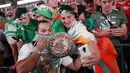 Fans McGregor asal Irlandia berfoto dengan replika sabuk WBC saat timbang badan di Las Vegas (25/8/2017). McGregor akan bertarung 26 agustus 2017. (AP/John Locher)