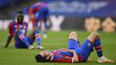 Pemain Crystal Palace tampak lesu usai ditaklukkan Chelsea pada laga Premier League di Stadion Selhurst Park, London, Selasa (7/7/2020). Chelsea menang dengan skor 3-2. (Justin Setterfield/Pool via AP)