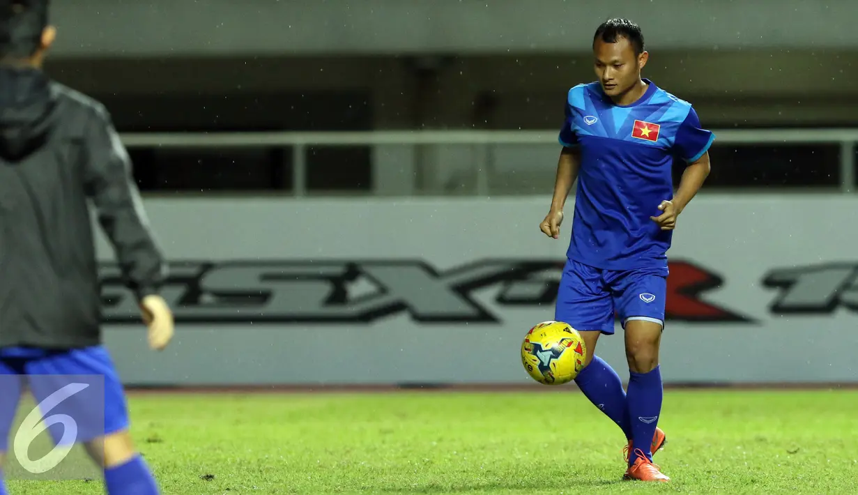 Pemain Timnas Vietnam berlatih mengendalikan bola saat latihan jelang laga pertama semifinal Piala AFF 2016 di Stadion Pakansari, Bogor (2/12). Vietnam akan melakoni laga melawan tuan rumah Indonesia, Sabtu (3/12). (Liputan6.com/Helmi Fithriansyah)