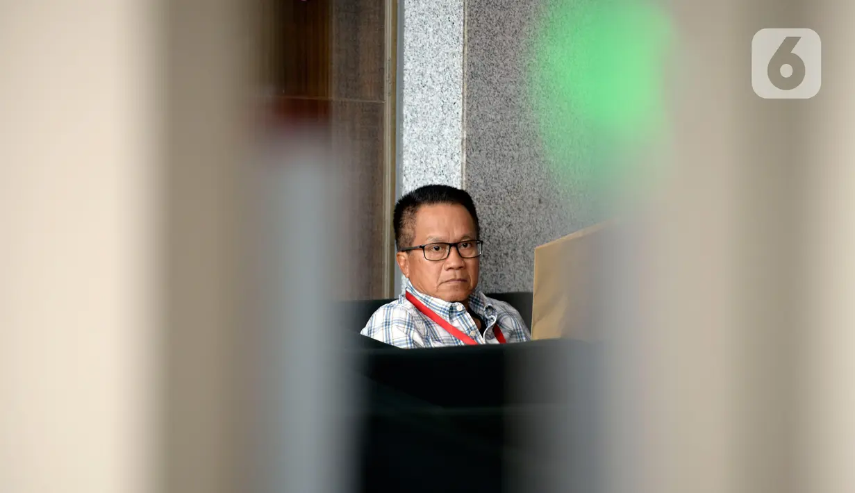 Direktur Utama PT Mabua Harley Davidson, Djonnie Rahmat berada di ruang tunggu KPK sebelum menjalani pemeriksaan di Jakarta, Selasa (4/2/2020). Djonnie Rahmat dipanggil untuk diperiksa sebagai saksi kasus suap pengadaan pesawat dan mesin pesawat Garuda Indonesia. (merdeka.com/Dwi Narwoko)