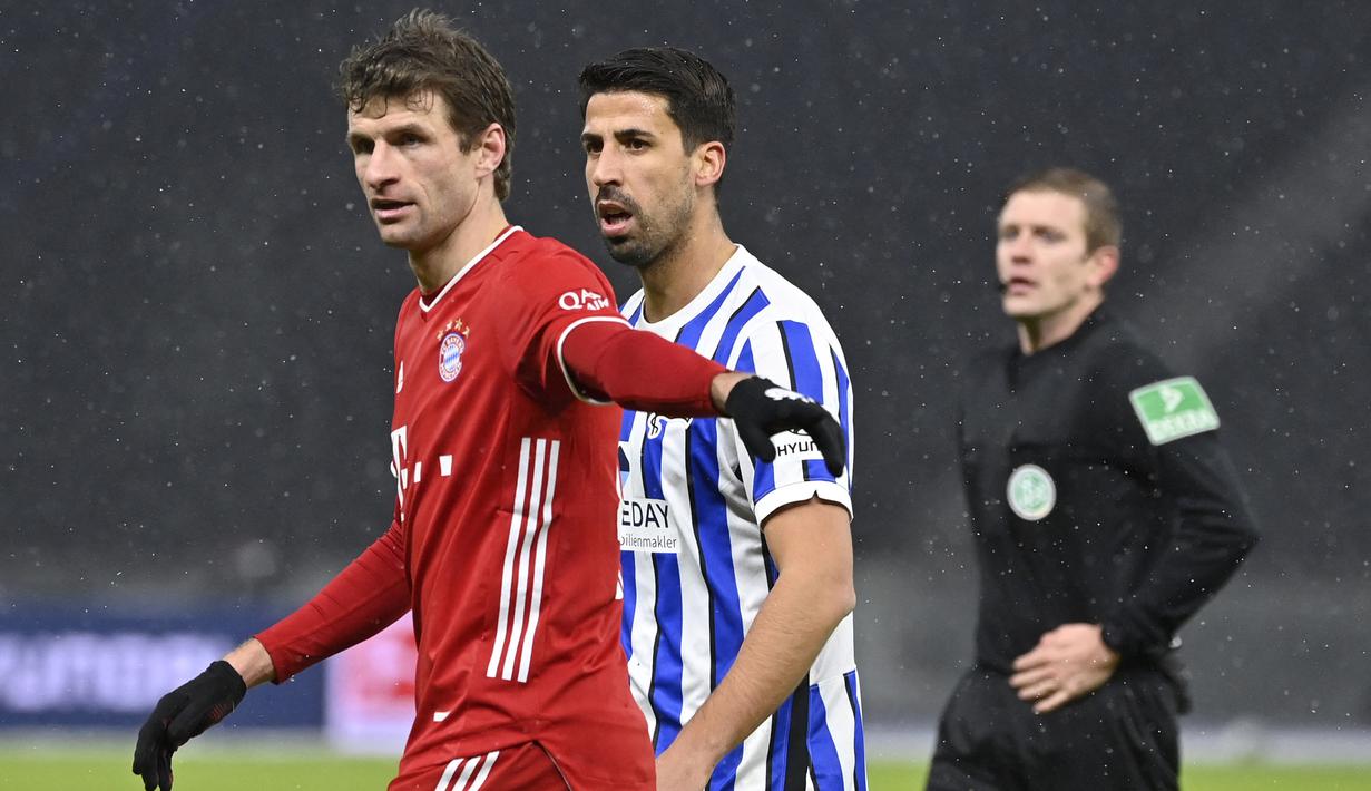 Pada pertengahan musim 2020/2021, tepatnya 1 Februari 2021 Sami Khedira resmi hijrah ke Hertha Berlin. Debutnya langsung terjadi saat jumpa Bayern Munchen dengan kekalahan 0-1. (AFP/John MacDougall)