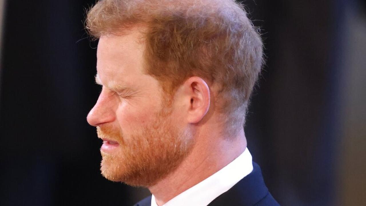 Pangeran Harry dalam prosesi persemayaman Ratu Elizabeth II di Westminster Hall, 14 September 2022. (Foto: Darren Fletcher/Pool Photo via AP)