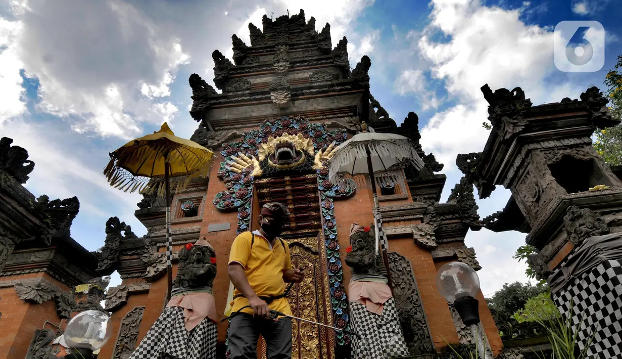 Umat Hindu Dhama melakukan penyemprotan desinfektan menjelang Hari Raya Nyepi Tahun Baru Saka 1943 dalam kawasan pura di Pura Amerta Jati Cinere, Depok, Jumat (12/03/2021). Perayaan nyepi tahun ini dilakukan dengan mencegah kerumunan tanpa adanya pawai ogoh-ogoh. (merdeka.com/Arie Basuki)