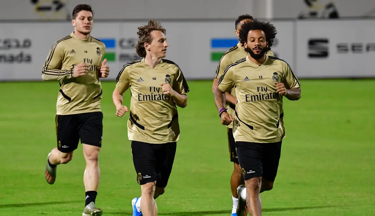 Gelandang Real Madrid, Luka Modric (kedua kiri) dan bek Marcelo (kanan) melakukan pemanasan selama sesi latihan di King Abdullah Sport City di kota pelabuhan Arab Saudi, Jeddah (7/1/2020). Real Madrid akan bertanding melawan Valencia pada semifinal Piala Super Spanyol. (AFP/Giuseppe Cacace)