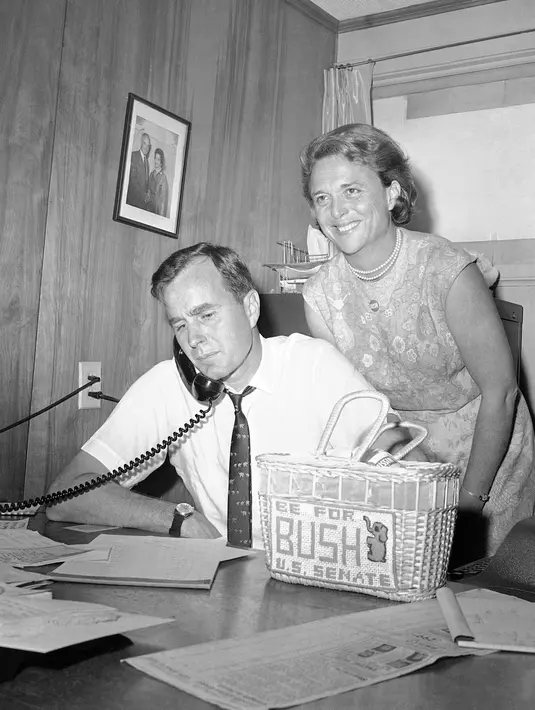 File foto 6 Juni 1964, George H.W. Bush didampingi istrinya Barbara, saat mencalonkan diri untuk kursi Senat AS dari Partai Republik sedang berada berada di Houston. Presiden ke-41 AS itu meninggal pada usia 94 tahun.  (AP Photo/Ed Kolenovsky, File)