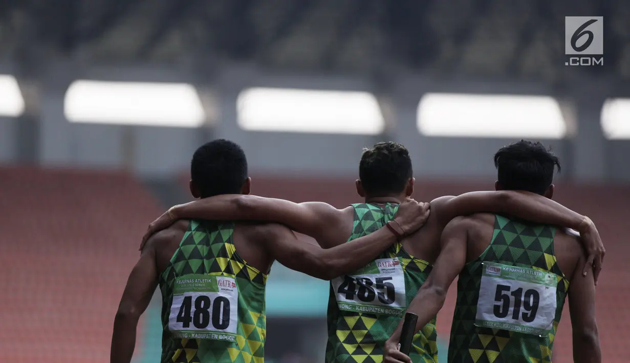 Para pelari asal Jawa Timur merayakan kemenangan pada Kejurnas Atletik 2019 nomor 4x100 meter estafet senior putra di Stadion Pakansari, Bogor pada Rabu (8/8/2019). Kejurnas Atletik berlangsung dari 3 hingga 7 Agustus. (Bola.com/Vitalis Yogi Trisna)