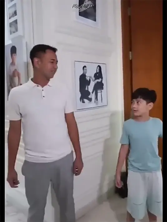 "Nggak, bercanda tau, mereka juga punya banyak" sahut  Raffi lagi. "Papa kan tau kan harganya berapa," Raffi tertawa sambil membalikkan badannya. [Youtube/ParaArtis_]