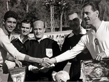 Kapten Brazil Mauro dan Ladislav Novak dari Ceko bertukar panji sebelum pertandingan final Piala Dunia FIFA 1962 di Chili (fifa.com)