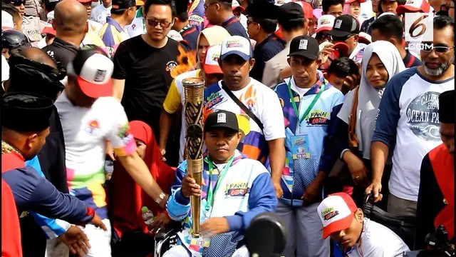 Menteri olahraga Imam Nahrawi dan ketua Inag Gog raja sapta oktahari meyalakan Lentera Api dan Obor Asian Para Games di halaman kadaton Kesultanan Ternate, Maluku utara.