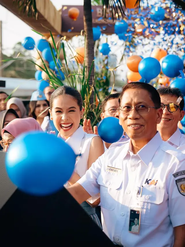 Maudy Ayunda Naik Kereta Suite Class Kompartemen