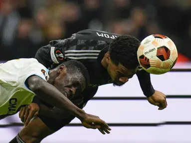 Penyerang  Ajax Amsterdam, Chuba Akpom mencetak gol ketiga timnya saat penyerang Olympique Marseille, Ismaila Sarr menantangnya pada laga matchday 5 Grup B Liga Europa 2023/2024 di Stade Orange Velodrome, Jumat (1/12/2023) WIB. (AP Photo/Daniel Cole)