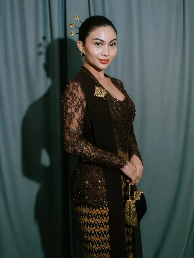 Potret Ariel Tatum Pancarkan Pesona Bangsawan Jawa Era 1950-an, Padukan Kebaya Kutubaru dan Tas Warisan Sang Nenek