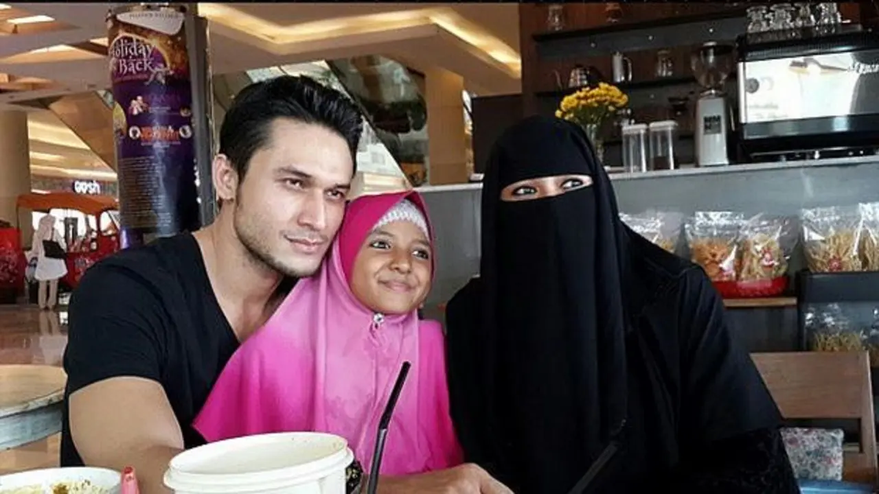 Indra L Bruggman bersama wanita bercadar dan seorang anak