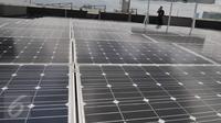 Petugas memeriksa panel surya di gedung ESDM, Jakarta, Rabu (2/3/2016). Kementerian ESDN akan memasang panel surya di atap Istana Negara, kantor-kantor pemerintahan, bandara, hingga Lembaga Pemasyarakatan (LP) (Liputan6.com/Gempur M Surya)