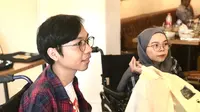 Kakak beradik Ahmad Zulfikar (Zul–kiri) dan Rizkqi Puput Isnaini (Puput–kanan),
adalah pelukis disabilitas autodidak asal Semarang yang terlahir dengan kondisi
Muscullar Distrophy dan merupakan penerima manfaat program Kita Muda Kreatif
yang digagas oleh UNESCO dan Citi Indonesia. Semarang,
(24/11/2022). Foto: Liputan6.com/Ade Nasihudin.