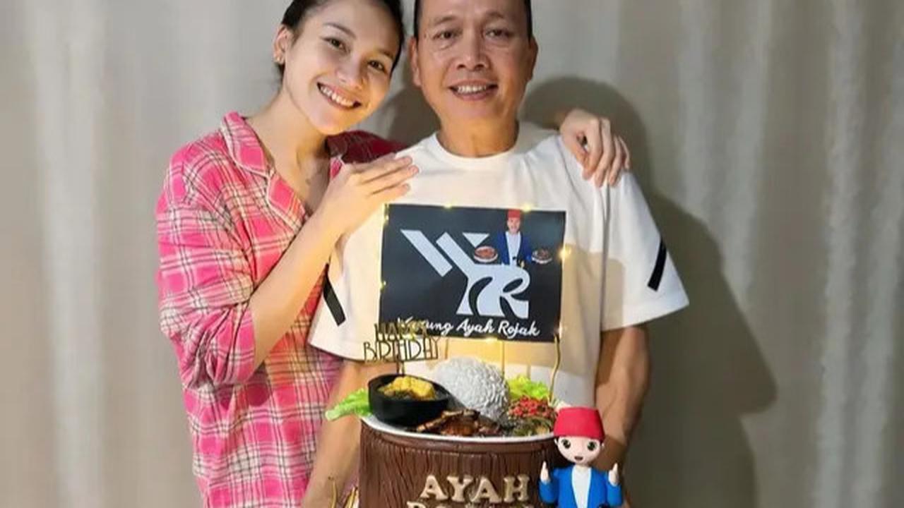 Potret Ayu Ting Ting Rayakan Ultah Ayahnya, Kompak Pakai Outfit Serba Hitam yang Elegan