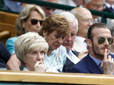 Mantan pemain Manchester United, David Beckham, bersama ibunya, Sandra West menyaksikan pertandingan turnamen tenis Wimbledon hari kelima di London Inggris, (7/7/2017). (EPA/Peter Klaunzer)