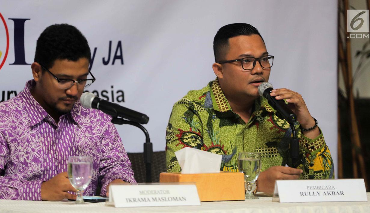 Peneliti LSI Denny JA, Rully Akbar (kanan) memaparkan survei terkini bertajuk '15 Capres 2024 yang Lolos Radar dan the Legend Award' di Kantor LSI, Jakarta, Selasa (2/7/2019). Kendati prematur, Rully mengatakan nama-nama tersebut hanya menjadi acuan. (Liputan6.com/Faizal Fanani)