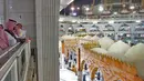 Putra Mahkota Arab Saudi Mohammed bin Salman memantau jemaah yang beribadah saat meninjau Masjidil Haram di Mekah, Arab Saudi, Selasa (12/2). Mohammed memberi pengarahan tentang proyek perluasan Masjidil Haram. (BANDAR AL-JALOUD/SAUDI ROYAL PALACE/AFP)