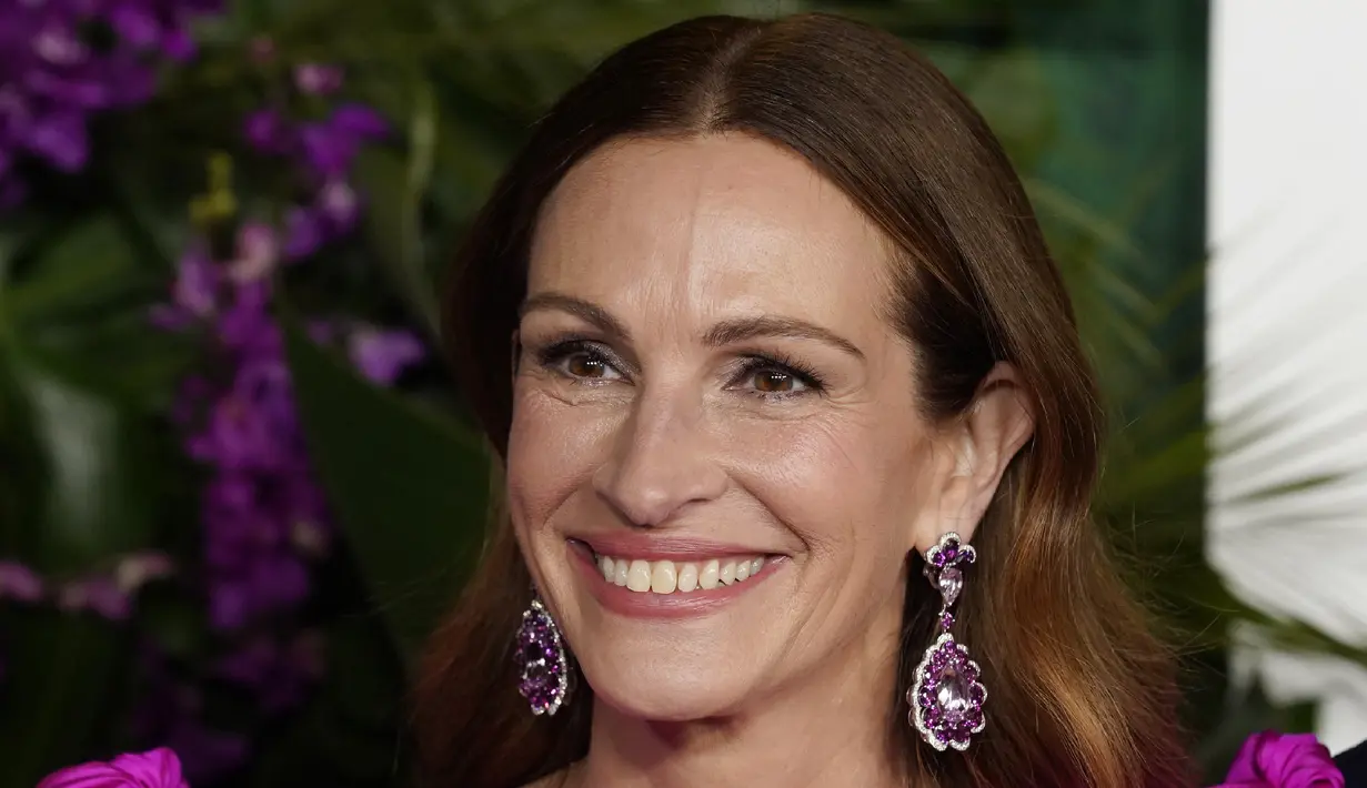 Julia Roberts tersenyum saat tiba menghadiri pemutaran perdana film "Ticket to Paradise" di Regency Village Theatre di Westwood, California, pada 17 Oktober 2022. (AP Photo/Chris Pizzello)