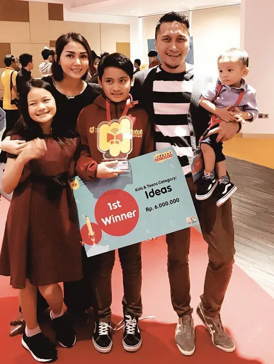 Dalam akun instagram, ia mengunggah foto bersama tim acara yang dibawakan. Perempuan asal Palembang 31 tahun itu melakukan siaran terakhirnya pada 30 Desember 2017. Ia pamit mengundurkan diri membawakan acara gosip.(Instagram/ariekuntung)