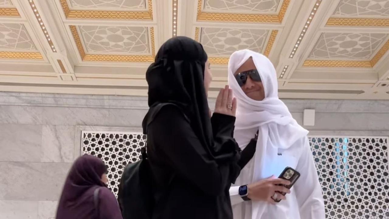 Dalam perjalanan umrah kali ini, hanya Sonya Fatmala bersama sang suami. Tampak Sonya Fatmala sedang menunggu sang suami.<br>