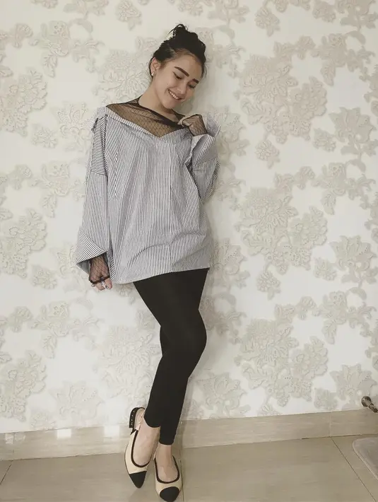 "Iya lah (100 persen). Iya lah! Gila lu masih nanya aja. Nggak lah (ngumpet-ngumpet sesuatu). Kurang terbuka apa gue sama lu," tutur Ayu TingTing (instagram/ayutingting92)