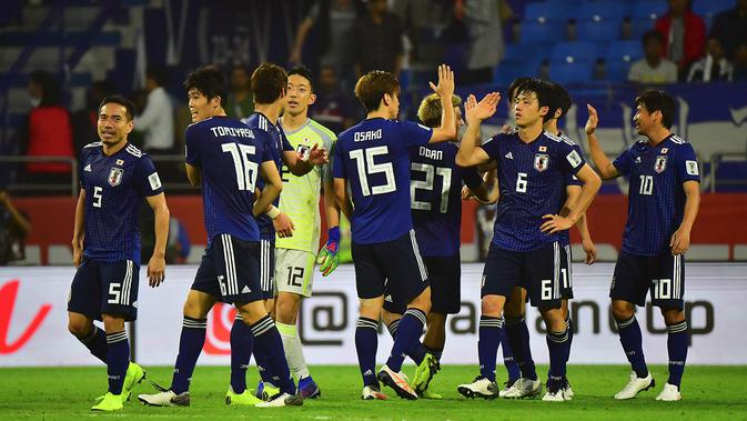 Timnas Jepang merayakan kemenangan atas Vietnam di perempat final Piala Asia 2019 di Al Maktoum Stadium, Dubai (24/1/2019). (AFP/Giuseppe Cacace)