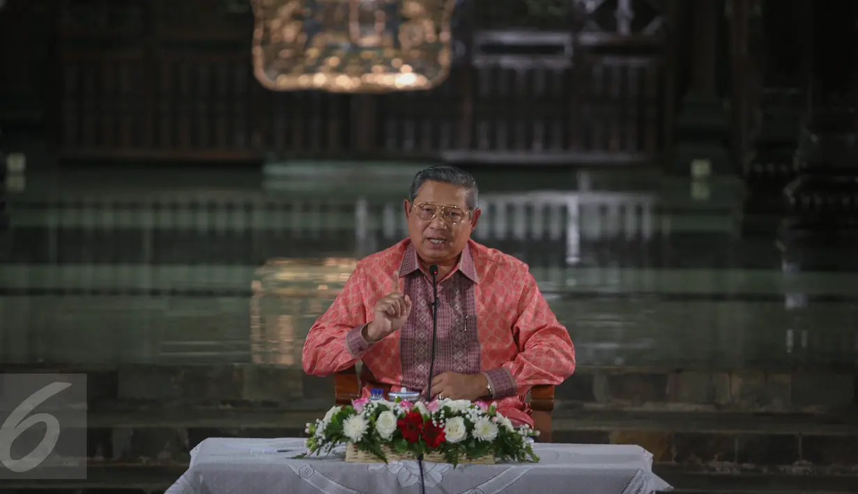 Mantan Presiden RI Susilo Bambang Yudhoyono (SBY) memberikan kata sambutan di kediaman pribadinya Puri Cikeas, Bogor, Kamis (27/8/2015). Di Puri Cikeas, SBY mengundang para pimimpin media dalam acara silaturahmi. (Liputan6.com/Faizal Fanani)