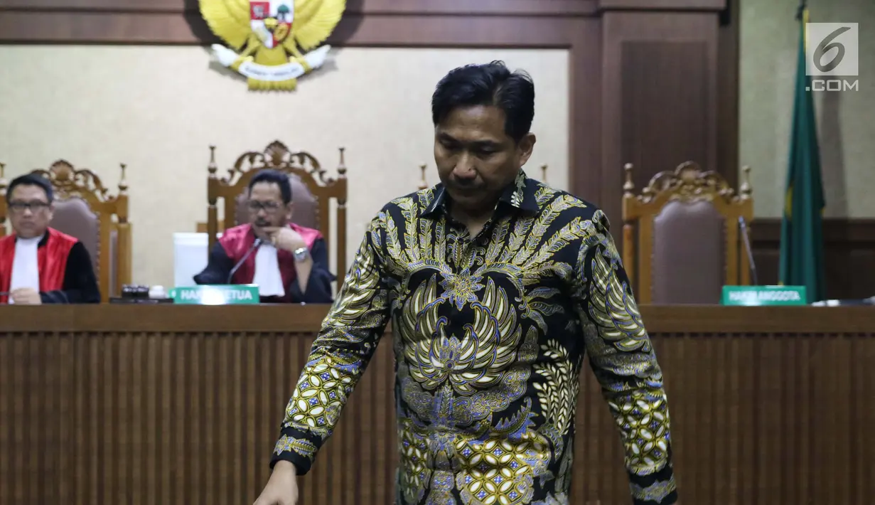 Anggota Komisi VI DPR RI Bowo Sidik Pangarso saat menjalani sidang pembacaan dakwaan di Pengadilan Tipikor, Jakarta, Rabu (14/8/2019). Bowo Sidik Pangarso didakwa dalam kasus dugaan suap dan gratifikasi terkait kerja sama pengangkutan dengan PT HTK. (Liputan6.com/Helmi Fithriansyah)