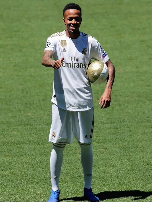 Bek Real Madrid, Eder Militao berpose dengan jersey klub barunya selama pengenal dirinya di stadion Santiago Bernabeu di Madrid, Spanyol (10/7/2019). Eder Militao diboyong Madrid dari FC Porto dengan transfer 50 juta euro. (AP Photo/Manu Fernandez)