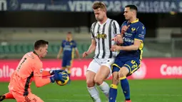 Bek Juventus, Matthijs de Ligt, berusaha menjaga pemain Hellas Verona, Kevin Lasagna, pada laga Liga Italia di Stadion Marc'Antonio Bentegodi, Minggu (28/2/2021). Kedua tim bermain imbang 1-1. (Paola Garbuio/LaPresse via AP)