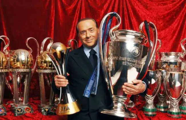 Silvio Berlusconi bersama koleksi trofi AC Milan